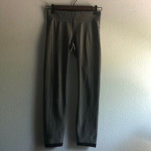 UnderArmour women’s UA Rush Leggings HeatGear Gray . Size S /P / CH